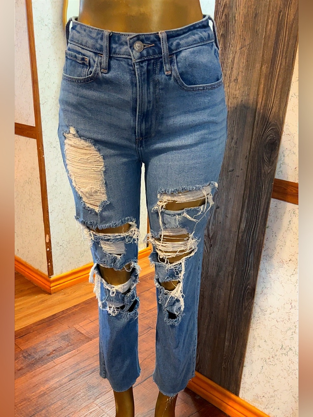 Hollister High-Rise Distressed Straight Leg Jeans W26 L27 (3R)